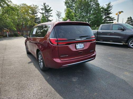 2022 Chrysler Pacifica Hybrid Touring L