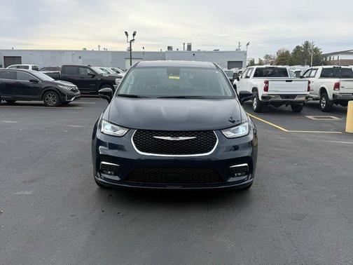 2024 Chrysler Pacifica Touring-L