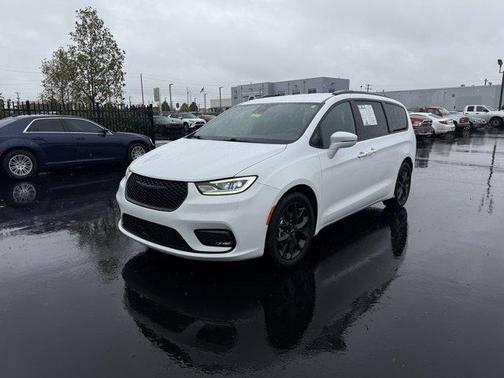 2022 Chrysler Pacifica Touring-L