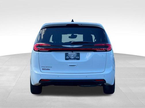 Bright White Clearcoat 2026 Chrysler Pacifica Select