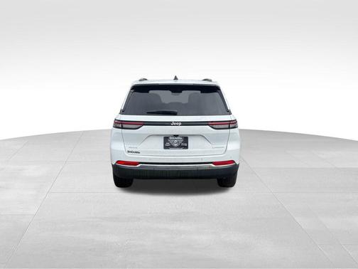 Bright White Clearcoat 2025 Jeep Grand Cherokee Laredo