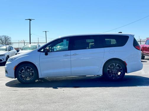 Bright White Clearcoat 2026 Chrysler Pacifica Select