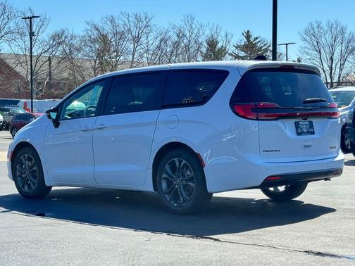 Bright White Clearcoat 2026 Chrysler Pacifica Select