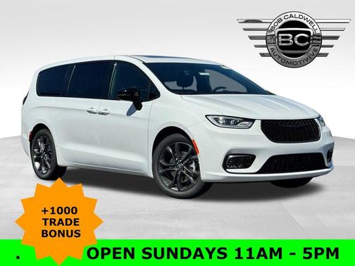 Bright White Clearcoat 2026 Chrysler Pacifica Select