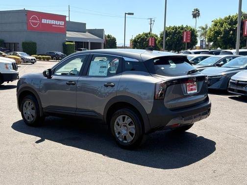 Gun Metallic 2027 Nissan Kicks S