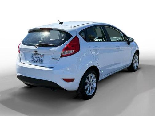 Oxford White 2013 Ford Fiesta SE