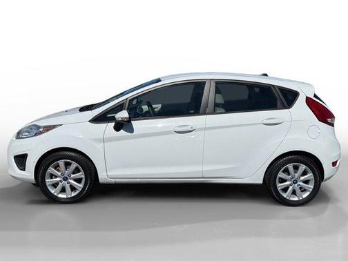 Oxford White 2013 Ford Fiesta SE