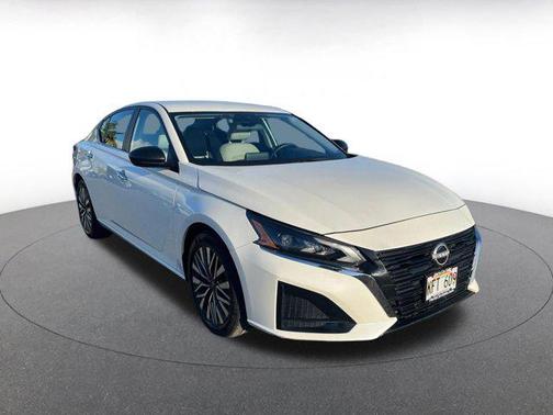 Pearl White Tricoat 2025 Nissan Altima SV FWD