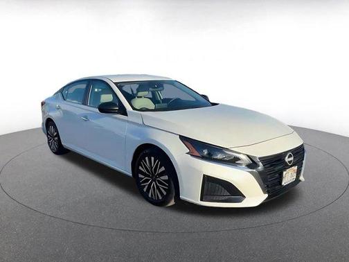 Pearl White Tricoat 2025 Nissan Altima SV FWD