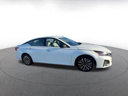 Pearl White Tricoat 2025 Nissan Altima SV FWD