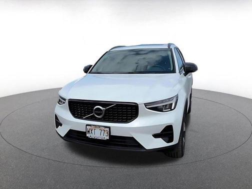 Crystal White Metallic 2024 Volvo XC40 CORE