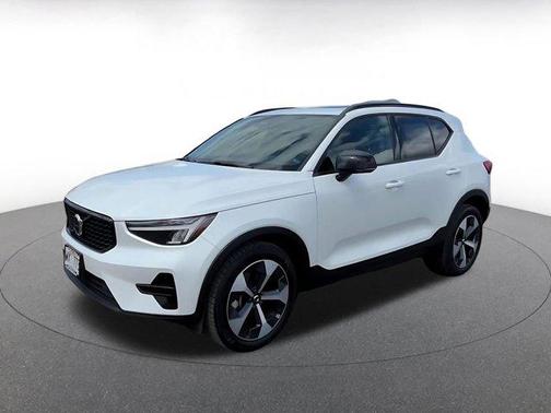 Crystal White Metallic 2024 Volvo XC40 CORE