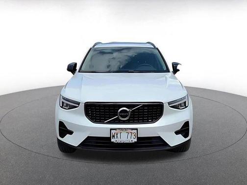 Crystal White Metallic 2024 Volvo XC40 CORE