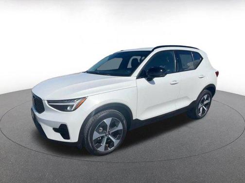 Crystal White Metallic 2024 Volvo XC40 CORE