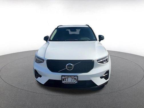 Crystal White Metallic 2024 Volvo XC40 CORE