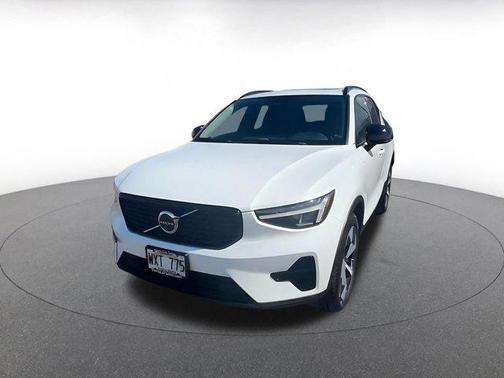 Crystal White Metallic 2024 Volvo XC40 CORE