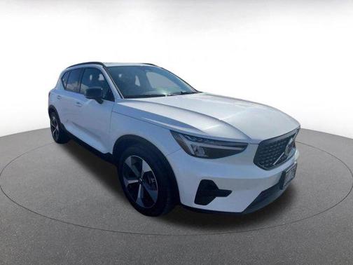 Crystal White Metallic 2024 Volvo XC40 CORE