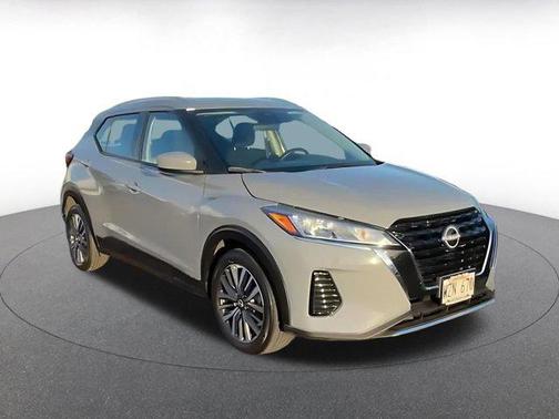 Boulder Gray Pearl 2024 Nissan Kicks SV