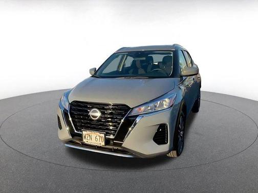Boulder Gray Pearl 2024 Nissan Kicks SV