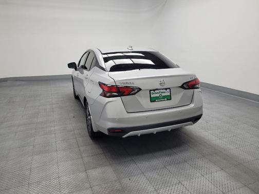 Brilliant Silver Metallic 2021 Nissan Versa 1.6 SV