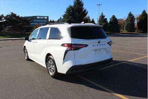 2022 Toyota Sienna LE