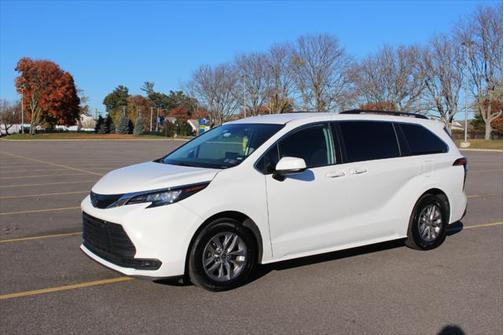 2022 Toyota Sienna LE