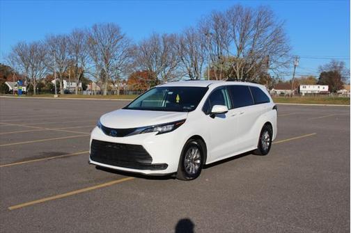 2022 Toyota Sienna LE