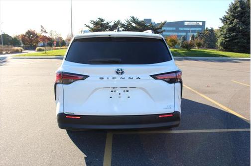 2022 Toyota Sienna LE