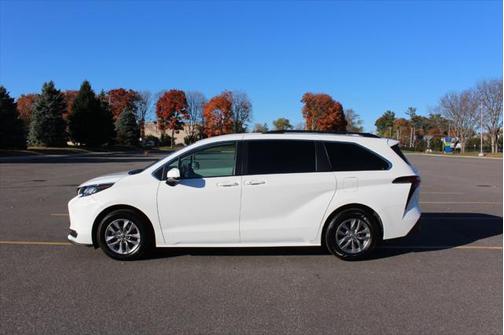 2022 Toyota Sienna LE