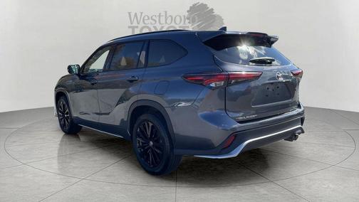 Magnetic Gray Metallic 2025 Toyota Highlander XSE
