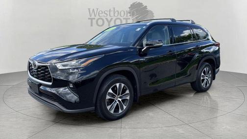 Midnight Black Metallic 2022 Toyota Highlander XLE