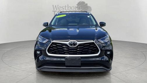 Midnight Black Metallic 2022 Toyota Highlander XLE