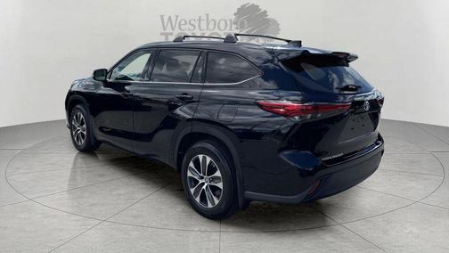Midnight Black Metallic 2022 Toyota Highlander XLE