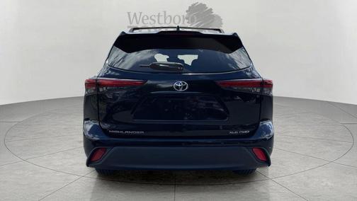Midnight Black Metallic 2022 Toyota Highlander XLE