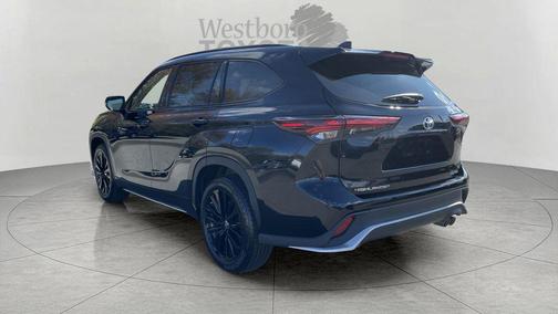 Midnight Black Metallic 2025 Toyota Highlander XSE