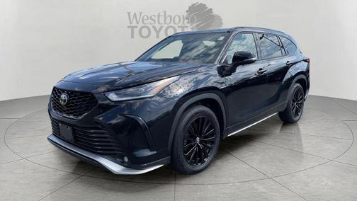 Midnight Black Metallic 2025 Toyota Highlander XSE