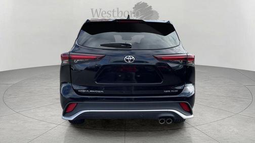 Midnight Black Metallic 2025 Toyota Highlander XSE