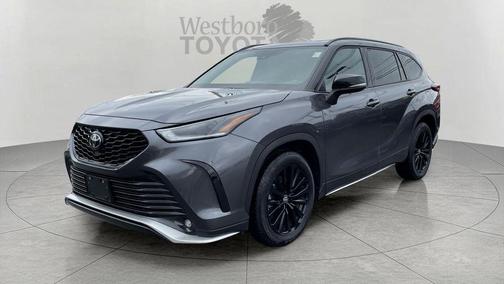 Magnetic Gray Metallic 2025 Toyota Highlander XSE