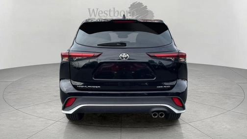 Midnight Black Metallic 2025 Toyota Highlander XSE