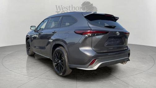 Magnetic Gray Metallic 2025 Toyota Highlander XSE