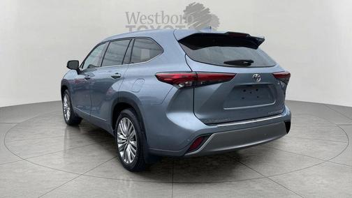 Moon Dust 2023 Toyota Highlander Platinum