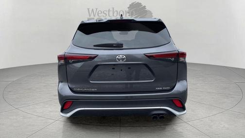 Magnetic Gray Metallic 2025 Toyota Highlander XSE
