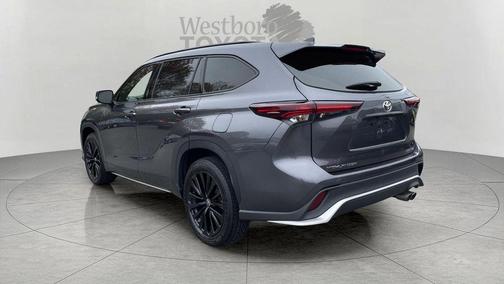 Magnetic Gray Metallic 2024 Toyota Highlander XSE