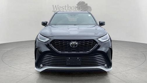 Midnight Black Metallic 2025 Toyota Highlander XSE