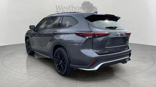 Magnetic Gray Metallic 2025 Toyota Highlander XSE