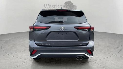 Magnetic Gray Metallic 2025 Toyota Highlander XSE