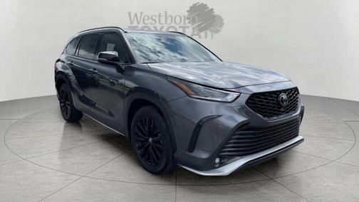 Magnetic Gray Metallic 2025 Toyota Highlander XSE