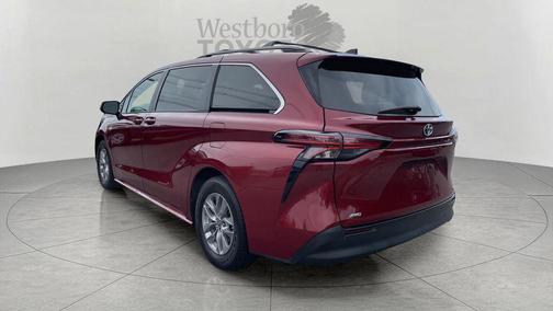 2022 Toyota Sienna LE