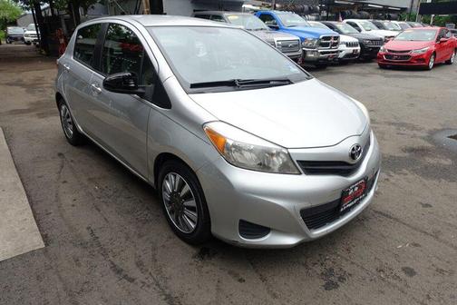 Classic Silver Metallic 2014 Toyota Yaris SE