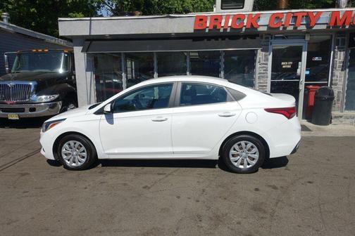 Frost White Pearl 2022 Hyundai Accent SE